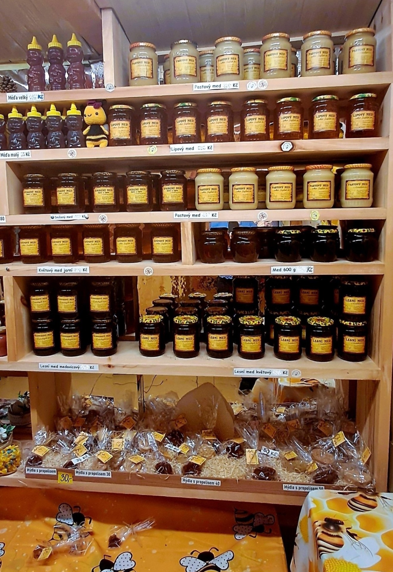 V naší prodejničce najdete vždy bohatý výběr z našich medů